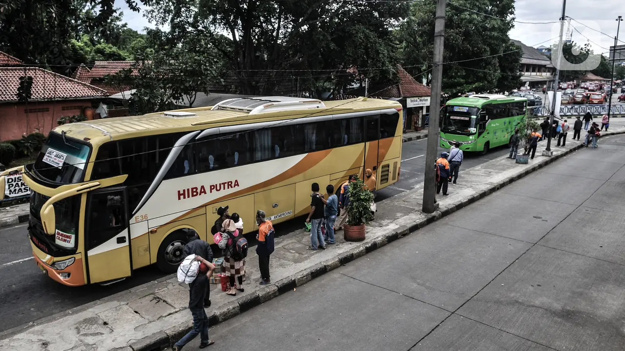 Suasana Arus Balik Liburan di Terminal Kampung Rambutan