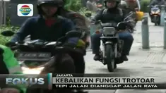 Trotoar di jalanan ibukota semakin hari makin jauh dari fungsinya. Pengendara nakal seperti latah untuk tetap membandel. 