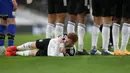 Gelandang Fulham, Harrison Reed berbaring di belakang rekan-rekannya yang membuat pagar hidup untuk menjaga tendangan bebas pemain Southampton dalam laga lanjutan Liga Inggris 2020/21 di Craven Cottage, Sabtu (26/12/2020). (AFP/Adam Davy/Pool)