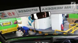 Supir angkot mengantre mengisi BBG di SPBG PGN Jl. Moh. A. Salmun, Bogor, Jawa Barat (28/9). Rencananya, sampai akhir tahun ini akan ada 100 konventer kit BBG yang akan dipasang di angkot-angkot yang beroperasi di Bogor. (Liputan6.com/Angga Yuniar)