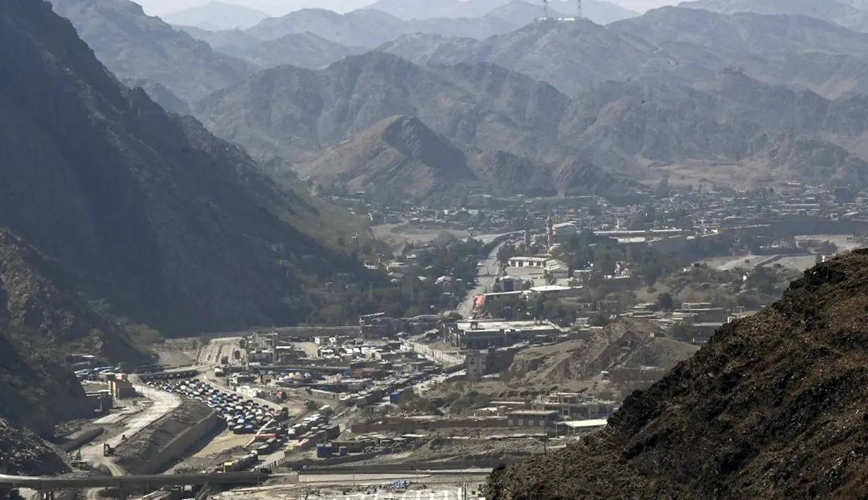 Jalur sepanjang hampir 2.600 kilometer ini telah lama menjadi sumber ketegangan bilateral karena Afghanistan mempermasalahkan demarkasi yang sudah berusia satu abad di era kolonial Inggris. (Abdul MAJEED/AFP)