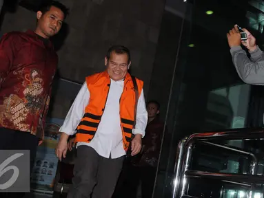 Tersangka Kepala Dinas Pendidikan Banyuasin, Umar Usman usai menjalani pemeriksaan di Gedung KPK, Jakarta, Jumat (11 /11 ). (Liputan6.com/Helmi Afandi)