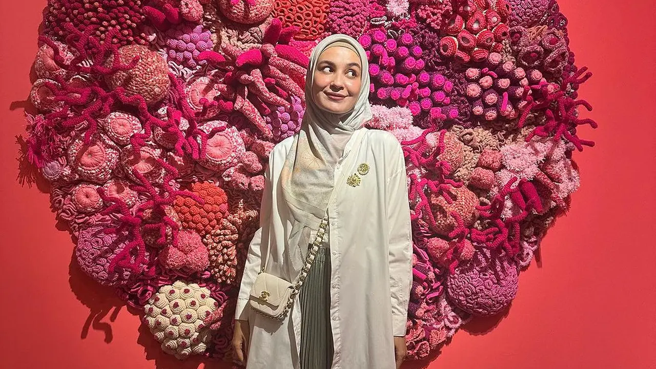 6 Gaya Padupadan Rok Plisket ala Shireen Sungkar untuk Busana Muslim yang Tampak Mewah
