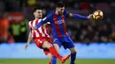 Bintang Barcelona, Lionel Messi, berusaha melewati gelandang Sporting, Sergio Alvarez. Bermain di kandang, La Blaugrana menunjukan dominasinya dengan penguasaan bola mencapai 72 persen. (AP/Manu Fernandez)