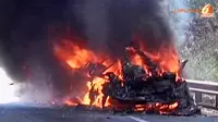Truk Pengangkut AC Terbakar Hebat di Tol JORR