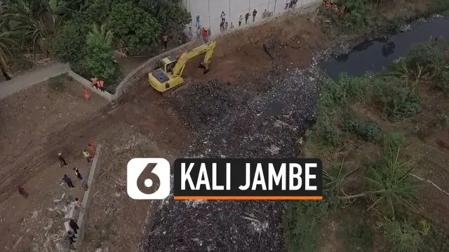 Alat berat milik Pemkab Bekasi mulai membersihkan sampah di Kali Jambe Bekasi, Sebelumnya warga telah membakar sebagian sampah karena Pemkab belum juga membersikan sampah di Kali Jambe.