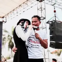 "Ya Insya Allah sepertinya (hamil). Kalau telat (menstruasi) dia sudah telat sih. Hampir tiga atau empat minggu gitu deh telatnya," kata Vicky Prasetyo di kawasan Kuningan, Jakarta Selatan, Senin (26/3) dilansir dari Liputan6. (Instagram/vickyprasetyo777)