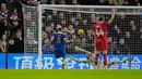 Tiga menit berselang, Chelsea makin menjauh. Sterling akhirnya bisa bikin gol. Mantan pemain Liverpool itu menjebol gawang Preston lewat eksekusi tendangan bebas. (AP Photo/Kirsty Wigglesworth)