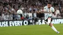 Pemain Argentina Lionel Messi menendang bola saat melawan Italia pada pertandingan sepak bola Finalissima di Stadion Wembley, London, Inggris, 1 Juni 2022. Argentina menang 3-0. (AP photo/Frank Augstein)