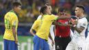 Striker Brasil, Roberto Firmino, bersitegang dengan striker Argentina, Lautaro Martinez, pada laga Copa America 2019 di Stadion Mineirao, Rabu (3/7). Brasil menang 2-0 atas Argentina. (AP//Natacha Pisarenko)