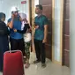 Keluarga korban KM Zahro di RS Polri Kramatjati (Liputan6.com/ Khairur Rasyid)