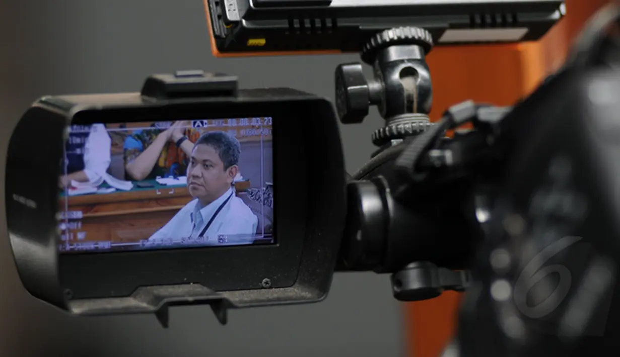Anggota tim penyelidik kasus transaksi mencurigakan yang menjerat Komjen Pol Budi Gunawan, Iguh Sipurba dihadirkan sebagai saksi di sidang praperadilan di Pengadilan Negeri Jakarta Selatan, Kamis (12/2/2015). (Liputan6.com/Helmi Fithriansyah)