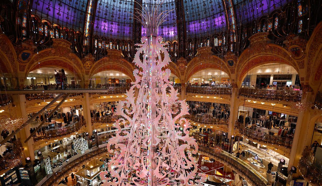 Sebuah pohon Natal raksasa dipajang di dalam department store Galeries Lafayette di Paris, pada tanggal 15 November 2024. (Gregoire CAMPIONE/AFP)
