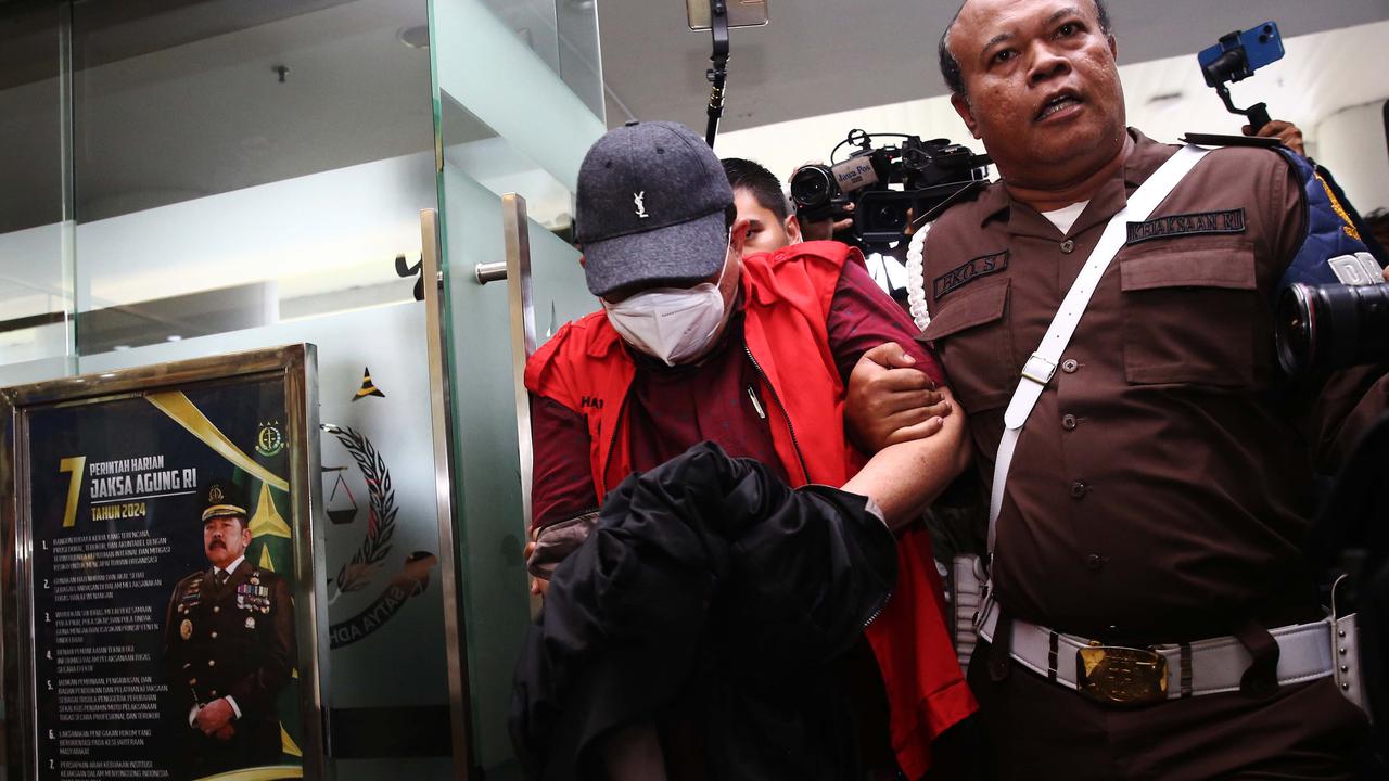 FOTO: Ekspresi Tiga Hakim Tersangka Suap Vonis Bebas Ronald Tannur Tiba di Kejagung, Kompak Tutupi Wajah