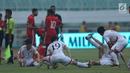Pemain Korea Utara melakukan peregangan saat laga melawan Bahrain dihentikan sementara akibat lampu mati pada  PSSI Anniversary Cup 2018 di Stadion Pakansari, Kab Bogor, Kamis (3/5). Laga dimenangkan Bahrain 4-1. (Liputan6.com/Helmi Fithriansyah)