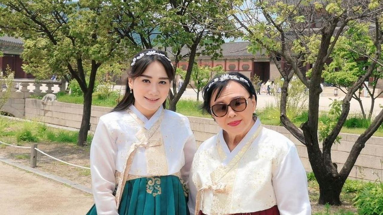 Momen tersebut langsung menjadi sorotan netizen, dengan banyak yang memberikan pujian. Ibu mertua Puput yang berusia 78 tahun itu sudah menganggapnya seperti anak sendiri.