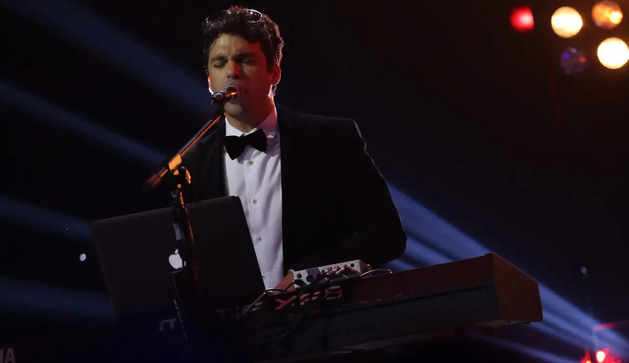 Perpaduan musik rock khas Arkarna dan etnik khas Indonesia mampu memberi warna berbeda di lagu ‘Kebyar-Kebyar’. (Galih W. Satria/Bintang.com)