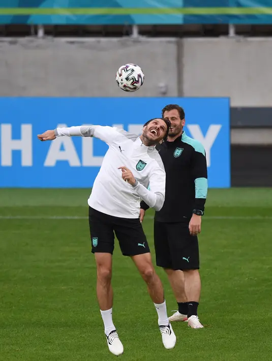 Bek Austria Christopher Trimmel (kiri) mengambil bagian dalam sesi latihan MD-1 di Stadion Ghencea di Bucharest, Sabtu (12/6/2021). Timnas Austria akan berhadapan dengan sang debutan Makedonia Utara di matchday 1 Grup C Euro 2020, Minggu (13/6) malam pukul 23.00 WIB. (Mihai BARBU / AFP)