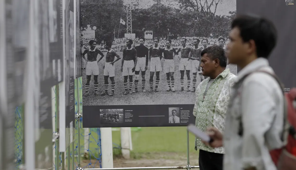 Pengunjung melihat pameran sejarah MH Thamrin di lapangan VIJ, Petojo, Jakarta, Sabtu (16/2). Acara ini rangkaian dari Festival 125 Tahun MH Thamrin. (Bola.com/Yoppy Renato)