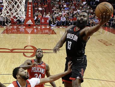 Pebasket Houston Rockets, James Harden, berusaha memasukan bola saat pertandingan melawan New Orleans Pelicans pada laga NBA di Toyota Center, Minggu (25/3/2018). Rockets menang 114-91 atas Pelicans. (AP/Eric Christian Smith)