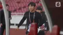 Pelatih Shin Tae Yong sesaat sebelum laga kualifikasi Grup A Piala AFF 2022 antara timnas Indonesia melawan Kamboja di Stadion Utama Gelora Bung Karno, Jakarta, Jumat (23/12/2022). Egy Maulana Vikry dan Witan Sulaeman berhasil melesakkan gol ke gawang Kamboja hingga laga berakhir dengan kemenangan Indonesia 2-1. (Liputan6.com/Helmi Fithriansyah)