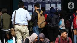 Pencari kerja mencari informasi lowongan pekerjaan saat acara Job Fair di kawasan Jakarta, Rabu (27/11/2019). Job Fair tersebut digelar dengan menawarkan lowongan berbagai sektor untuk mengurangi angka pengangguran. (Liputan6.com/Johan Tallo)