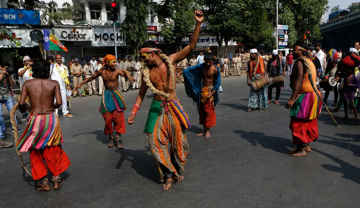 Anggota suku nomaden Pothraj berpartisipasi dalam aksi protes menentang Undang-Undang Kewarganegaraan di Mumbai, India, Kamis (26/12/2019). Undang-Undang Kewarganegaraan tidak berlaku bagi penganut agama Islam. (AP Photo/Rajanish Kakade)
