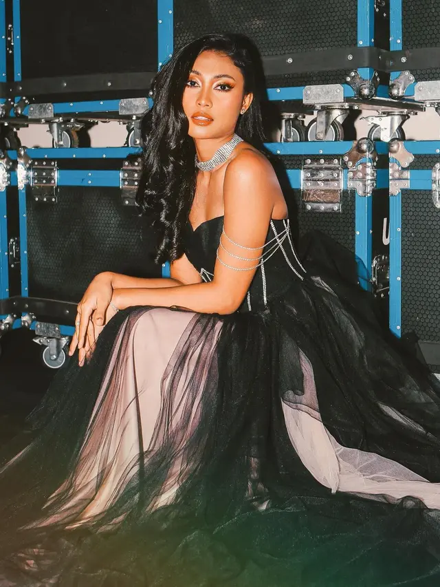 6 Pesona Disney Princess yang Eksotis Novia Bachmid dalam Balutan Gaun Gelap