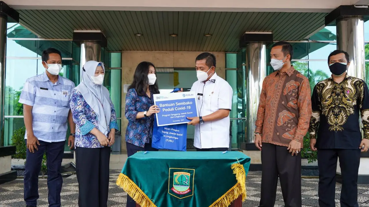 Penyaluran bantuan Isoman dari Perum Peruri