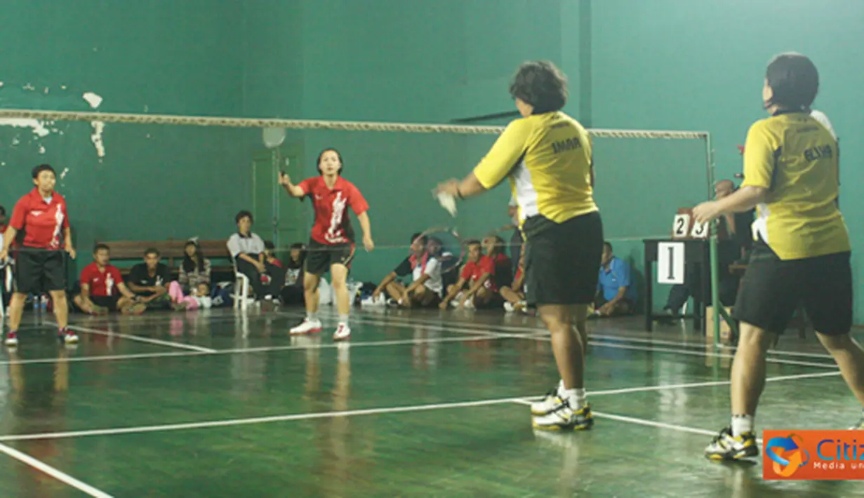 Citizen6, Surabaya: Tim Bola Voli Putra dan Putri Kobangdikal gilas lawan-lawannya di penyisihan grup dalam Porwiltim TNI AL 2012 yang digelar di Indoor Sport dan GOR Sabang, Koarmatim, Selasa (5/6). (Pengirim: Penkobangdikal)