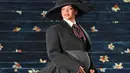 Penampilan Rihanna sesuai dengan tema Met Gala 2025, "Superfine: Tailoring Black Style." (Andrea RENAULT/AFP)
