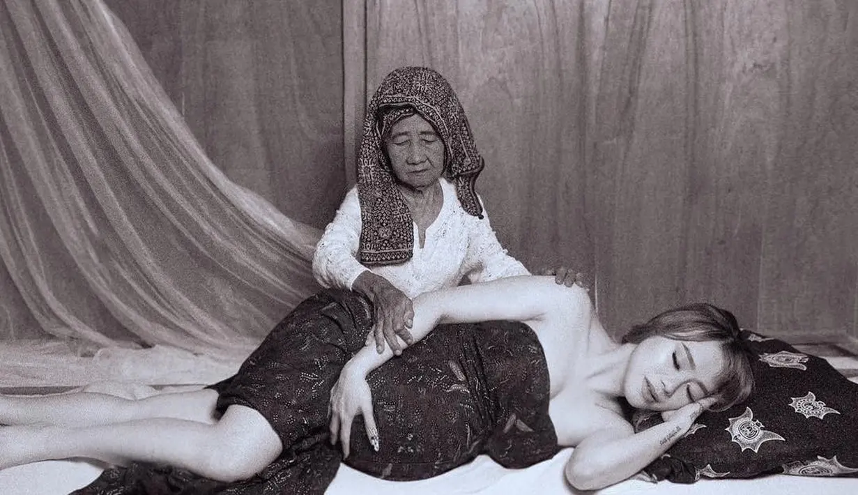 Foto maternity yang berbeda dari foto-foto sebelumnya.Begitu juga dengan para selebriti. Pasangan ini mengunggah foto maternity dengan mengajak dukun beranak disampingnya. (Instagram/leejeonghoon)