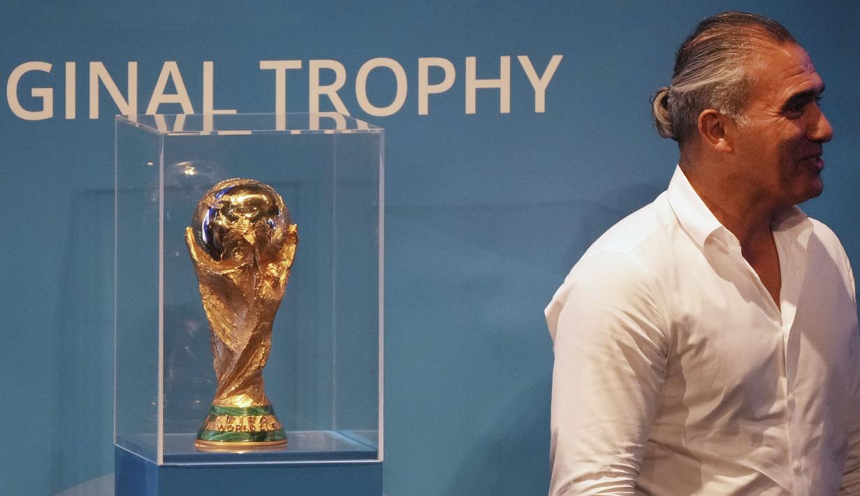 Mantan kapten Timnas Iran pada Piala Dunia 1998 Prancis, Ahmad Reza Abedzadeh dan pelatih Timnas Iran, Dragan Skokic terlihat menghadiri acara tur trofi Piala Dunia. (AP/Vahid Salemi)