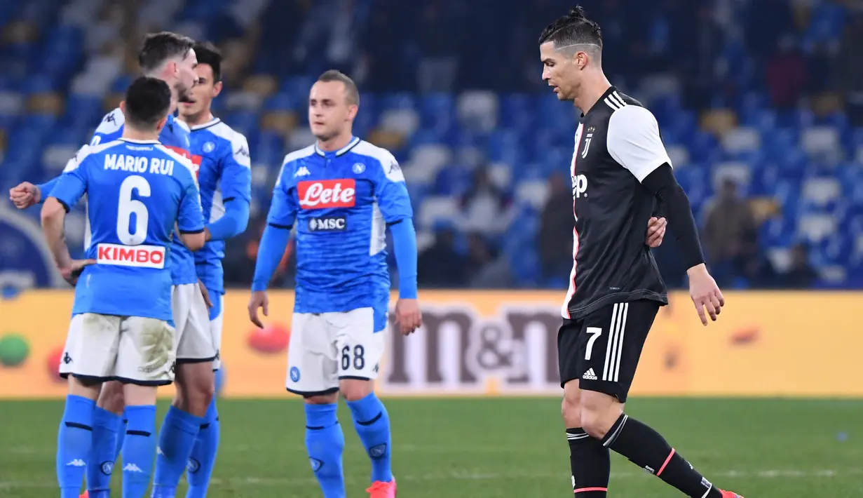 Penyerang Juventus Cristiano Ronaldo meninggalkan lapangan usai pertandingan melawan Napoli pada pertandingan Liga Serie A Italia di Stadio San Paolo, Naples (26/1/2020). Ronaldo mencetak satu gol dipertandingan ini dan gagal mengantar Juventus mengalahkan Napoli. (AFP Photo/Alberto Pizzoli)