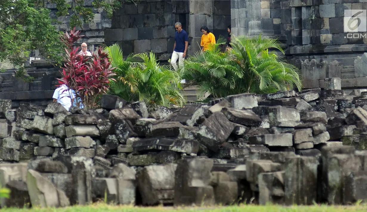 Mantan Presiden Amerika Serikat, Barack Obama (kaus biru) keluar dari salah satu bangunan Candi Prambanan, Yogyakarta, Kamis (29/6). Barack Obama beserta keluarga berlibur dan mengunjungi sejumlah tempat di Yogyakarta. (Liputan6.com/Helmi Fithriansyah)