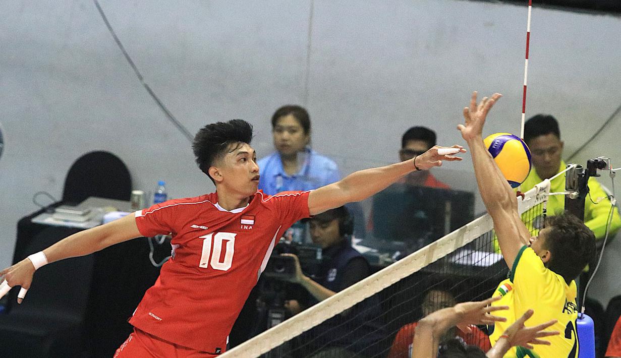 <p>Pemain Timnas voli putra Indonesia U-20, Farchan Vachrezy (kiri) berusaha mendrop bola saat menghadapi India pada laga perempatfinal Kejuaraan Bola Voli Asia Putra AVC U-20 2024 di Jawa Pos Arena Surabaya, Sabtu (27/7/2024) malam. Timnas voli putra Indonesia U-20 menang 3-1 (25-20, 25-23, 16-25 dan 25-18). (Dok. PBVSI)</p>