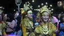 Peserta pagelaran Semarang Night Carnival melintas di ruas Jalan Imam Bonjol, Rabu (3/7/2019). Pagelaran melibatkan peserta dari Asosiasi Pemerintah Kota Seluruh Indonesia (APEKSI) yang tengah melaksanakan rapat kerja nasional ke-XIV di Kota Semarang. (Liputan6.com/Gholib)