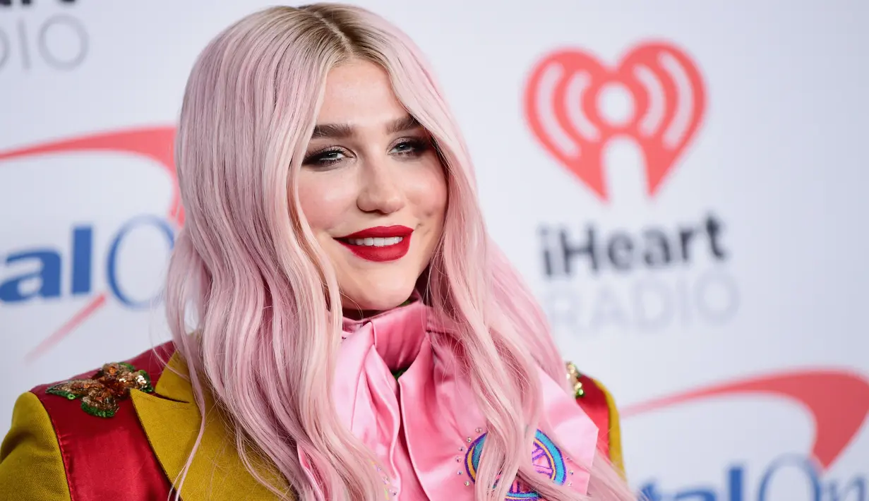 Dilansir dari Buzzfeed, Kesha membela seseorang yang tengah diejek oleh teman-temannya karena dia melihat hantu. Kesha bahkan mengatakan bahwa ia percaya cerita orang itu. (EMMA MCINTYRE / GETTY IMAGES NORTH AMERICA / AFP)