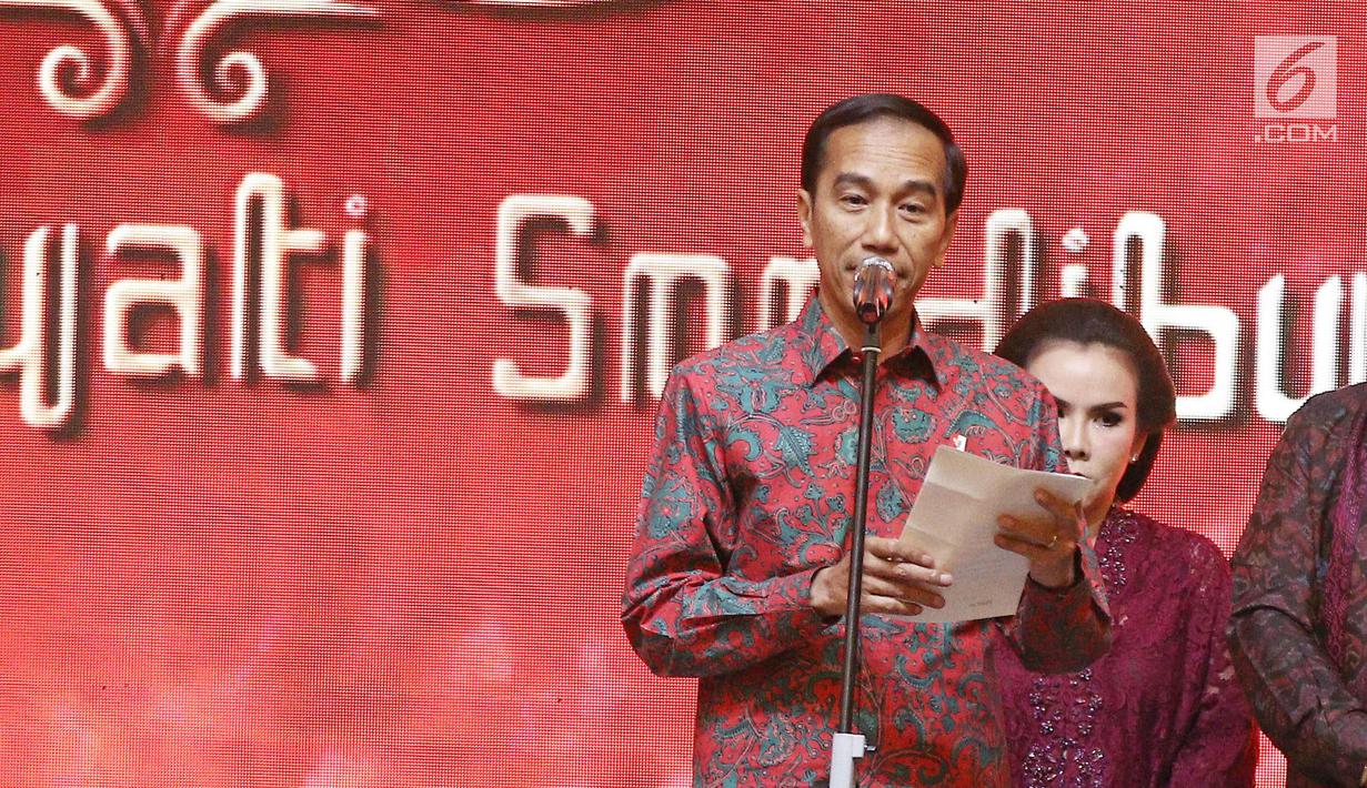 Presiden Joko Widodo memberi sambutan saat perayaan ultah pendiri PT Mustika Ratu Tbk, Mooryati Soedibyo di Jakarta, Jumat (5/1). Mooryati Soedibyo menggelar syukuran atas panjang yuswo atau panjang umur ke 90.  (Liputan6.com/Herman Zakharia)