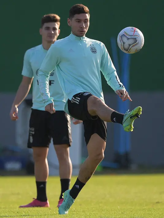 Bek Argentina, Gonzalo Montiel mengontrol bola saat sesi latihan jelang pertandingan final Copa America melawan Brasil di Rio de Janeiro, Brasil, Jumat (9/10/2021).  Argentina dan Brasil akan bertanding untuk memperebutkan gelar juara Copa America 2021 di stadion Maracana. (AFP Photo/Carl De Souza)