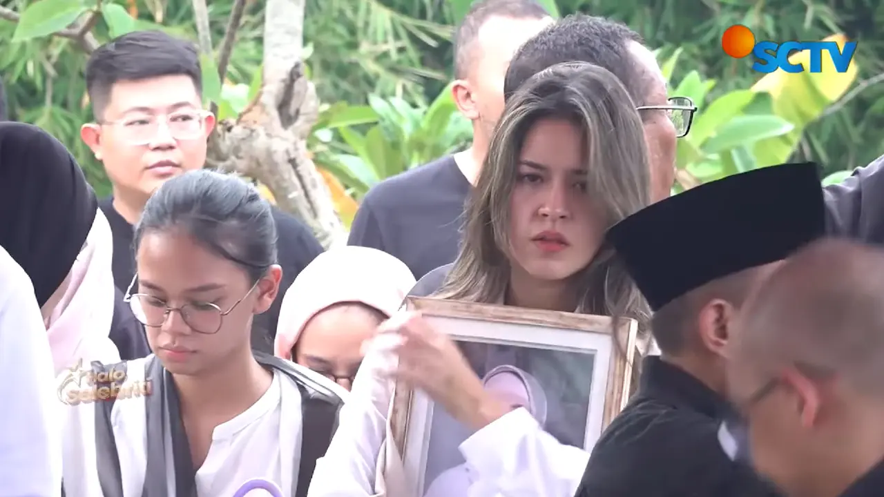 Raisa di pemakaman sang ibu (Foto: YouTube SCTV)