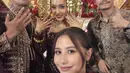 Untuk melengkapi penampilannya, Prilly memilih aksesori minimalis, kalung dengan liontin geometris dan anting kecil yang tidak mengalihkan fokus dari kebaya. Makeup-nya tampil soft glam dengan complexion glowing, alis rapi, serta lipstik nude yang mempertegas kesan elegan.  [@prillylatuconsina96].