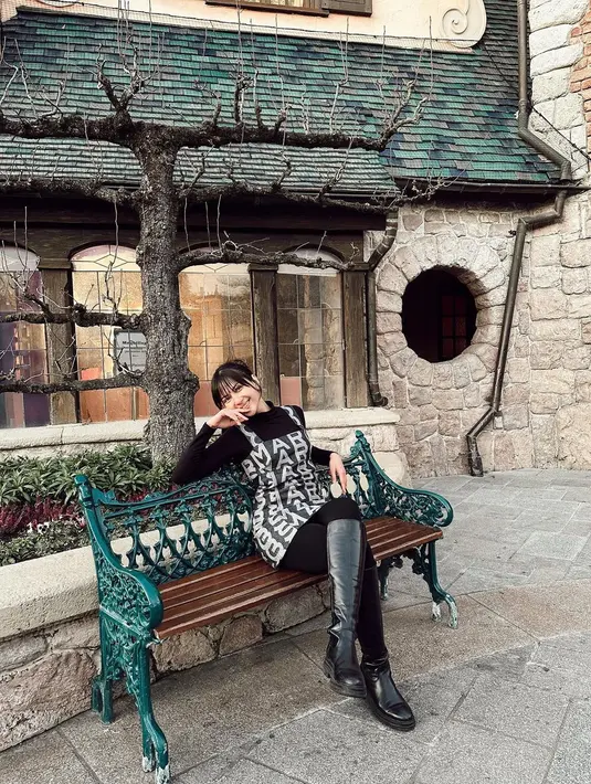 Ide OOTD pakai sepatu boots dari Jessica Mila ini bisa jadi inspirasi. Ia mengenakan outfit serba hitam; turtleneck dipadu dress bermotif logo brand, dan high boots yang juga berwarna hitam. Kamu hanya perlu memilih warna hijab yang serasi. [Foto: Instagram/jscmila]