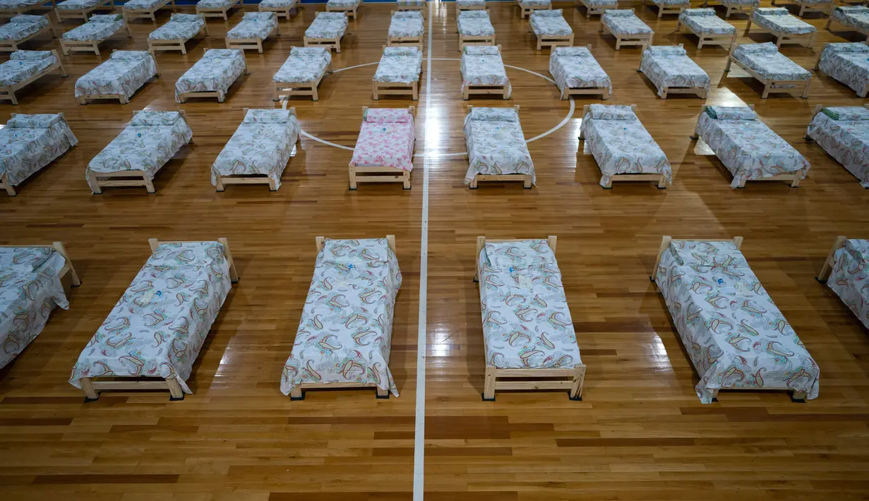 Tempat tidur untuk pasien yang terinfeksi virus corona Covid-19 diletakkan di gimnasium tempat berlatih timnas futsal Asosiasi Sepakbola Argentina (AFA) di pinggiran Buenos Aires, Senin (13/4/2020). AFA menjadikan markas timnas futsalnya sebagai tempat perawatan pasien corona. (AP/Victor R Caivano)