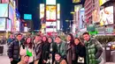 Jadi turis di NYC, terlihat Molen Kasetra, suami Enzy dan Yakup Hasibuan, suami Mila mengenakan jaket puffer. [Foto: Instagram @jscmila]
