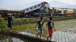 Polisi terus melakukan evakuasi terhadap korban terkait tabrakan KA Turangga dengan KA Commuter Line Bandung Raya yang terjadi pada pukul 06.03 WIB. Kabid Humas Polda Jawa Barat Kombes Ibrahim Tompo mengatakan, korban jiwa sementara ini sebanyak tiga orang, yakni Masinis, Asisten Masinis, dan Pramugara KA Turangga. (ANTARA FOTO/Raisan Al Farisi)