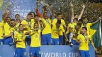 Piala Dunia U-17 2023 Indonesia dipastikan akan digelar pada 10 November hingga 2 Desember 2023. Total 24 negara dari 6 konfederasi akan berlaga setelah lolos kualifikasi, kecuali Indonesia yang lolos otomatis sebagai tuan rumah menggantikan Peru. Dari total 24 negara kontestan Piala Dunia U-17 2023, terdapat 4 negara yang pernah mencicipi gelar juara, hingga layak diunggulkan. Berikut daftar keempat negara tersebut. (AFP/Miguel Schincariol)