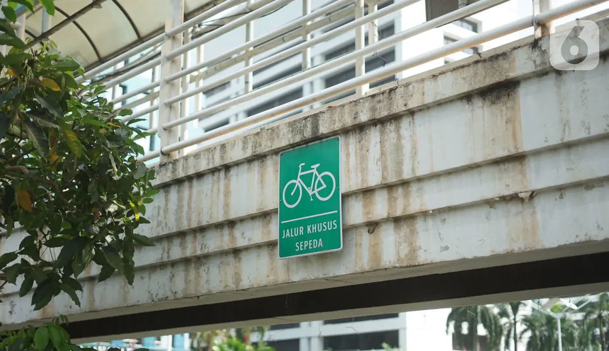 Suasana JPO yang juga akses menuju Halte Transjakarta Karet di Jakarta, Kamis (12/11/2020). Pemerintah Provinsi (Pemprov) DKI Jakarta akan merevitalisasi jembatan penyeberangan orang (JPO) di Jalan Sudirman, Jakarta Pusat, tepatnya di depan Hotel Le Meridien. (Liputan6.com/Immanuel Antonius)