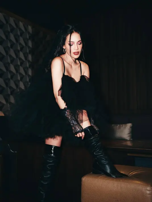 Erika Carlina lengkapi busananya dengan boots tinggi dan glove lace [@eri.carl]
