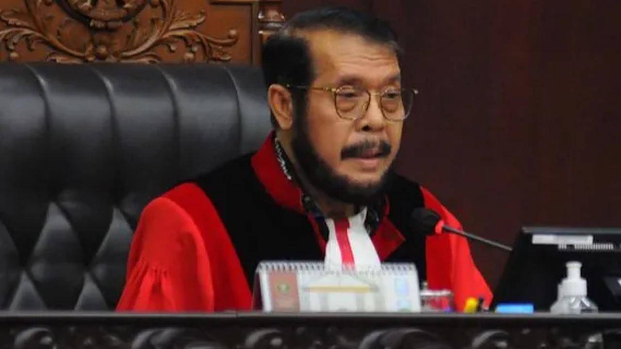 Sebelumnya, MK telah  memutuskan menolak gugatan judicial review (JC) atas Undang-Undang Nomor 2 Tahun 2011 tentang Partai Politik (UU Parpol) terkait masa jabatan ketua umum (ketum) parpol.